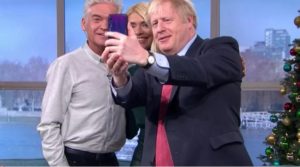 TheThe PM of Great Britain Boris Johnson scared special services of selfie from the smartphone Huawei Prime Minister of Great Britain scared special services of selfie from the smartphone Huawei
