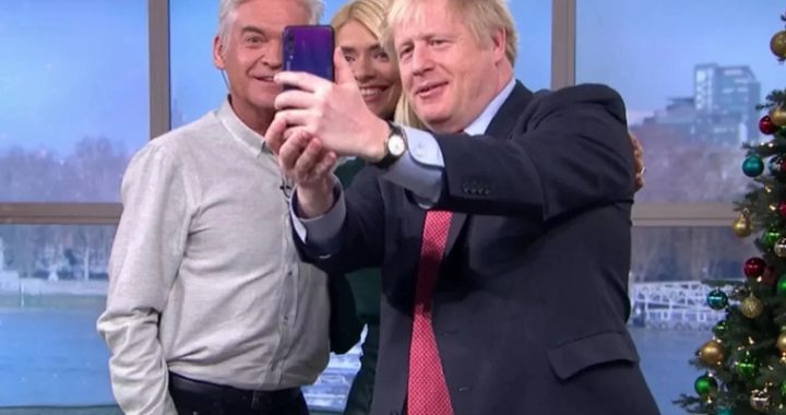TheThe PM of Great Britain Boris Johnson scared special services of selfie from the smartphone Huawei Prime Minister of Great Britain scared special services of selfie from the smartphone Huawei