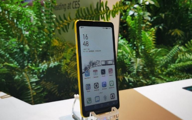 The world's first smartphone with a color display on electronic ink