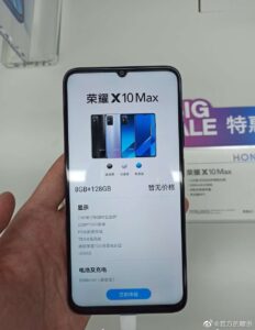 The first photo of the huge 7-inch Honor X10 Max in the hands of the user
